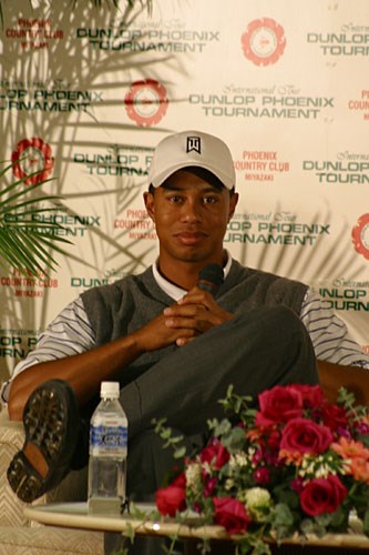 2002年 ダンロップフェニックストーナメント 2日目 タイガー・ウッズ 記者会見でのタイガー。「ショットは良くなったけど、本当にパッティングが決まらなかったよ」