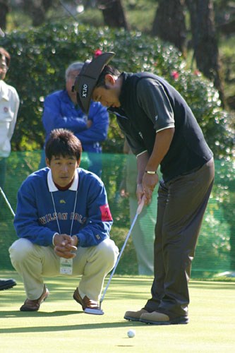 2002年 ダンロップフェニックストーナメント 3日目 片山晋呉 スタート前に江連コーチにパッティングのチェックを受ける片山晋呉。この日は2打後退してしまった。