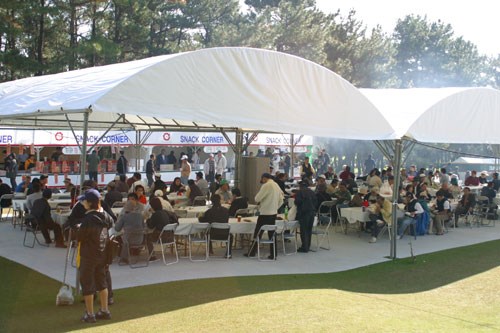 2002年 ダンロップフェニックストーナメント 最終日  ギャラリープラザ中央のテント。食事をしながら大型モニターで試合状況も把握できてしまう。
