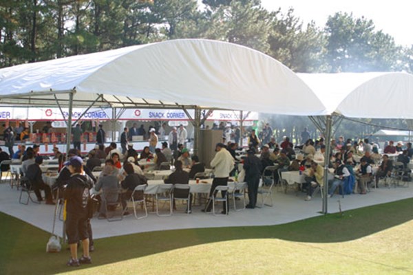 ギャラリープラザ中央のテント。食事をしながら大型モニターで試合状況も把握できてしまう。