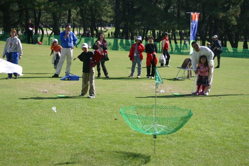 2002年 ダンロップフェニックストーナメント 最終日 ゲーム バトミントンのシャトルのように、羽のついたボールを前方のネットに入れるゲーム。