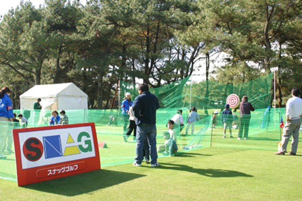 プロゴルフ協会も推進するスナッグゴルフ。多くの子供が順番待ちをしている。