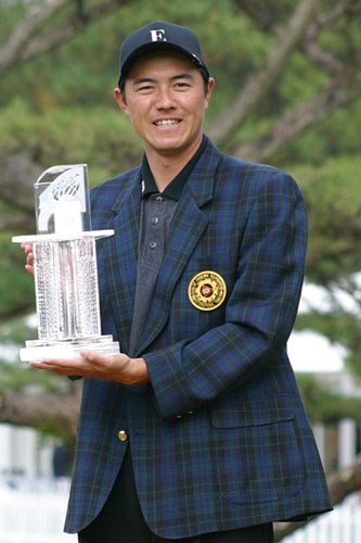 2002年 ダンロップフェニックストーナメント 最終日 横尾要 2年ぶり4回目のツアー優勝を果たした横尾。チャンピオンブレザーはデュバルから贈られた。