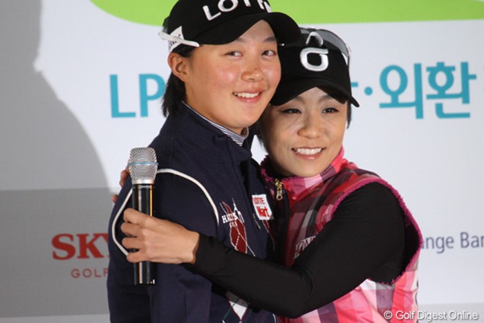 引退するキム・ミヒョン（右）とプロデビューを果たすキム・ヒョージュ。こうして世代のバトンが受け継がれていく。 2012年 LPGAハナバンク選手権 事前情報 キム・ヒョージュ キム・ミヒョン