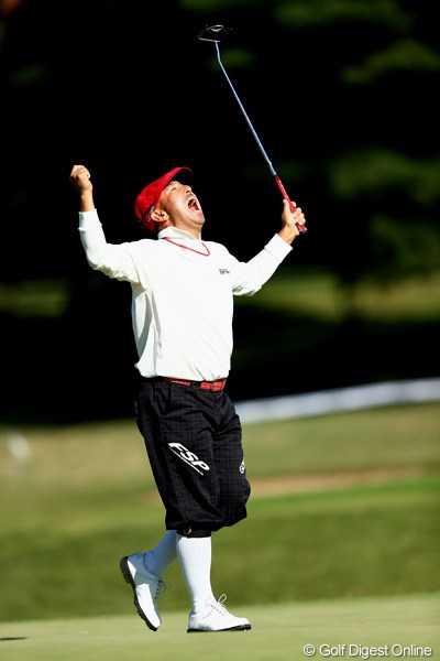2012年 ブリヂストンオープンゴルフトーナメント 2日目 すし石垣 18番バーディで締めてファンサービス 6アンダートップタイ