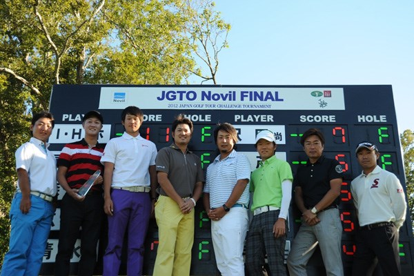 2012年 JGTO Novil FINAL 最終日 優勝のホ・インヘ（左から2番目）のほか、来季のレギュラーツアーの一部出場権を手にした選手たち。