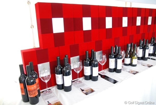 2012年 ワールドセレブリティー・プロアマ ワイン 急増する中国のワイン消費。オーストラリアの「サニー・エステートワイナリー」のブースでは多くのワインのテイスティングが行われていた