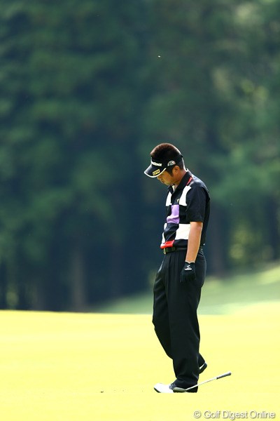 2012年 ブリヂストンオープンゴルフトーナメント 3日目 池田勇太 スコアも伸びず、思うようにいかずクラブも放って肩を落とす若大将