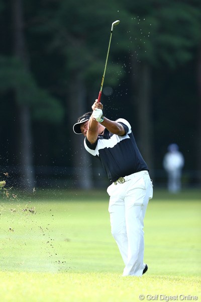 2012年 ブリヂストンオープンゴルフトーナメント 3日目 小田龍一 ラフからショットでバーディチャンスにつけてスコアを伸ばした小田龍一