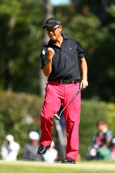 2012年 ブリヂストンオープンゴルフトーナメント 最終日 谷口徹 勝負どころの17番でパーをセーブしガッツポーズを魅せる谷口徹
