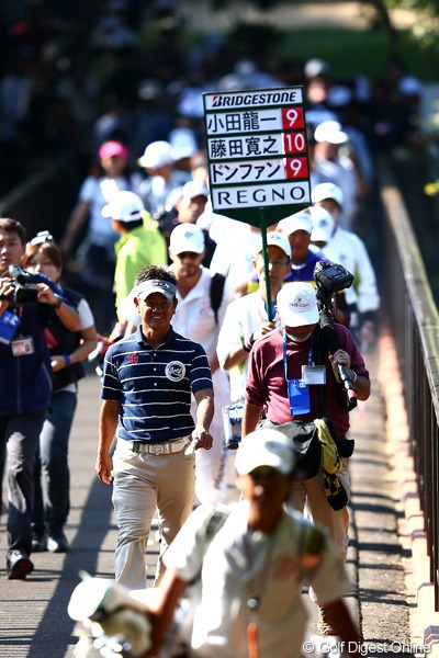 2012年 ブリヂストンオープンゴルフトーナメント 最終日 藤田寛之 これだけの混戦だとギャラリーもカメラマンも付いて回るのがいそがしいです
