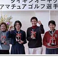 本戦出場を決めた10代の4名 2002年 ダイキンオーキッドレディスゴルフトーナメント 事前情報 （左から）宮里弘子、諸見里しのぶ、金井智子、上原彩子