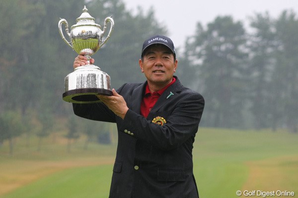 2012年 日本シニアオープンゴルフ選手権競技 事前情報 室田淳 昨年はレギュラーツアーも掛け持ちする室田淳が悲願の日本タイトルを手にした。