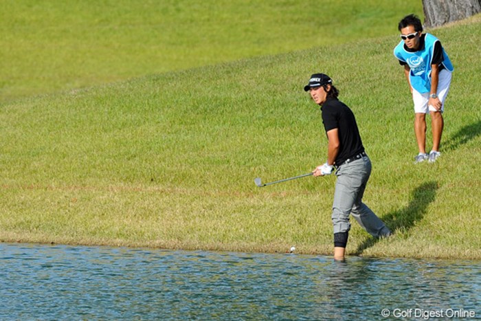 18番の3打差目は池の手前から果敢にグリーンを狙ったが・・・ 2012年 マイナビABCチャンピオンシップゴルフトーナメント 3日目 石川遼