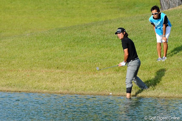 2012年 マイナビABCチャンピオンシップゴルフトーナメント 3日目 石川遼 18番の3打差目は池の手前から果敢にグリーンを狙ったが・・・