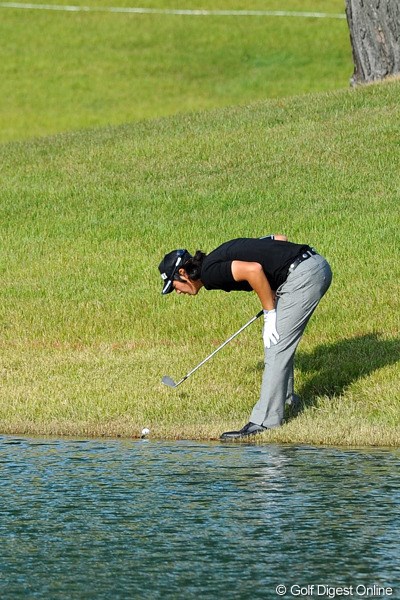 2012年 マイナビABCチャンピオンシップゴルフトーナメント 3日目 石川遼 11アンダーで迎えた18番。「えッ！ここに止まったの？ウ～ン…」バンカーからのセカンドショットが池の寸前で…。ここからは打てないだろうと誰もが思ったけど…。
