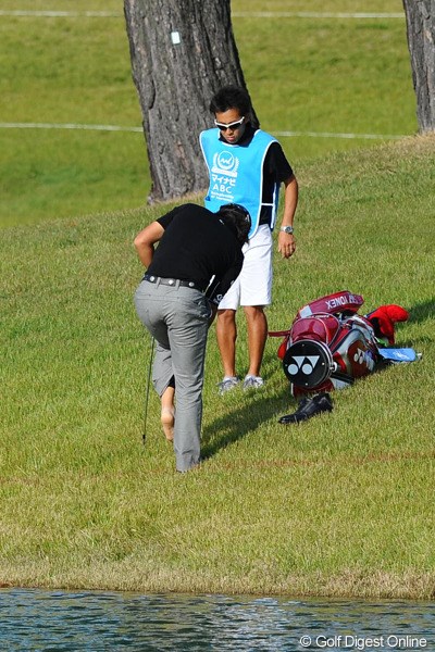 2012年 マイナビABCチャンピオンシップゴルフトーナメント 3日目 石川遼 突然靴下を脱ぎ始めたので、ギャラリーから「ウォ～！」という大歓声と拍手が巻き起こりました～。僕の隣にいたムトーちゃんが「え、打つの？」とボソリ…。