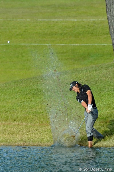 2012年 マイナビABCチャンピオンシップゴルフトーナメント 3日目 石川遼 盛大な水しぶきを上げて勇猛果敢にウォ～タ～ショ～ッツ！しかしボールは空しくも池へ…。再び隣で「ハイリスク・ノーリターン」とボソリ…。
