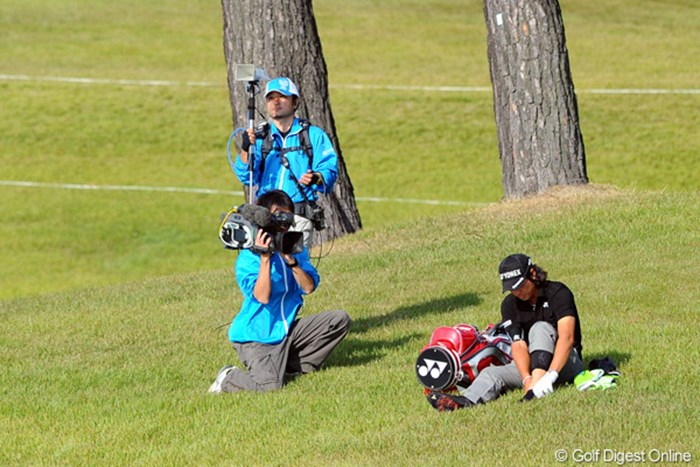 淋しげに靴下を履きなおす…。そこへ非情にもTVカメラがガブリ寄りっております。「バンカーからレイアップすると思ったよ」と再びボソリ…。 2012年 マイナビABCチャンピオンシップゴルフトーナメント 3日目 石川遼