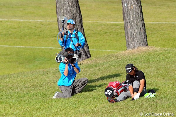 2012年 マイナビABCチャンピオンシップゴルフトーナメント 3日目 石川遼 淋しげに靴下を履きなおす…。そこへ非情にもTVカメラがガブリ寄りっております。「バンカーからレイアップすると思ったよ」と再びボソリ…。