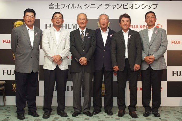 （左から）室田淳、中嶋常幸、日本プロゴルフ協会・松井功相談役、青木功、尾崎直道、高見和宏