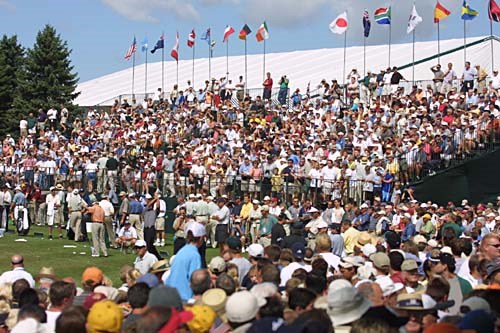 2002年 全米プロゴルフ選手権 事前情報 会場風景 タイガーの練習ラウンドを見に集まった大勢のギャラリー