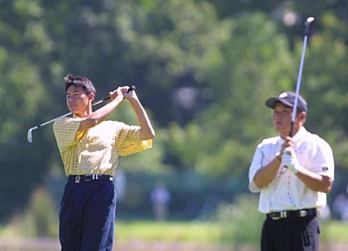 2002年 全米プロゴルフ選手権 事前情報 横尾要 丸山茂樹 練習ラウンド中の横尾と丸山。オルタネート（補欠）の3位で欠場者待ちの横尾。明日の最終組が出発するまで待機できる。