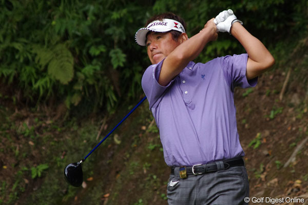 尾崎直道が賞金王へ前進 願掛けの最終戦初日
