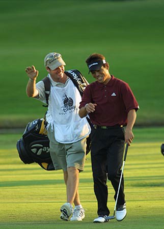 2002年 ウォルトディズニーワールドリゾート・ゴルフクラシック 2日目 田中秀道 ラウンド中も笑顔が耐えない、キャディとの意気もピッタリ