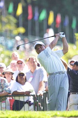 2002年 WGC NECインビテーショナル 2日目 丸山茂樹 10番でのティショット。この日の丸山は出入りの激しいゴルフとなった。