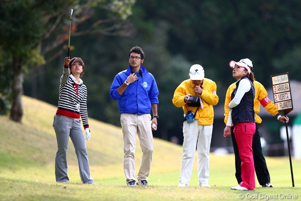 2012年 伊藤園レディスゴルフトーナメント 初日 森田理香子 TVケーブルに2回もボールがあたってしまい同所から3回も打ち直してました
