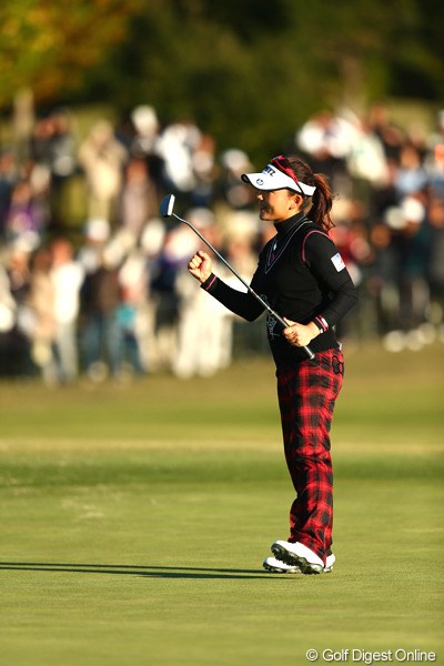2012年 伊藤園レディスゴルフトーナメント 2日目 有村智恵 最終18番ロングパットを入れてガッツポーズ、2Rもトップを維持