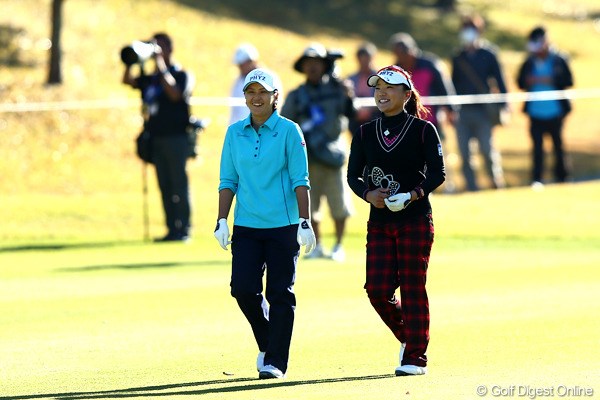 2012年 伊藤園レディスゴルフトーナメント 2日目 有村智恵＆茂木宏美 トップタイの2人、なんだかとても楽しそう