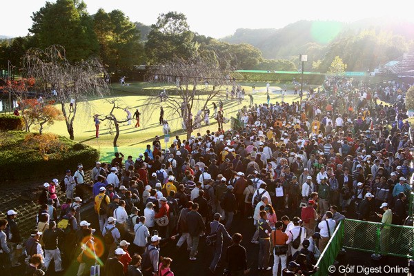 2012年 伊藤園レディスゴルフトーナメント 2日目 ギャラリー 試合終了後、帰路につくギャラリー