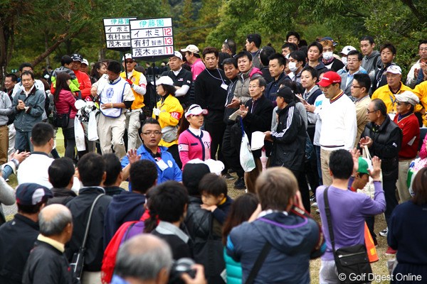 2012年 伊藤園レディスゴルフトーナメント 最終日 有村智恵 1打リードでギャラリーから声援へ送られ16番へ向かう智恵ちゃん