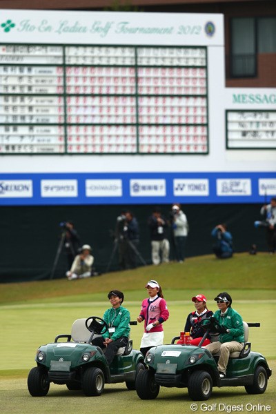 2012年 伊藤園レディスゴルフトーナメント 最終日 有村智恵＆イ・ボミ 競技委員のカートに乗ってプレーオフへ