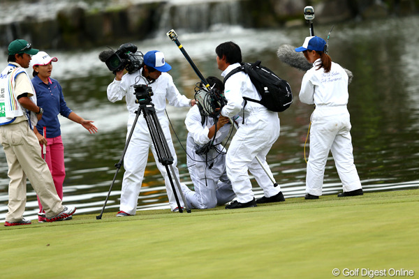 TVクルーの一人が後方の池に落ちるハプニング 2012年 伊藤園レディス