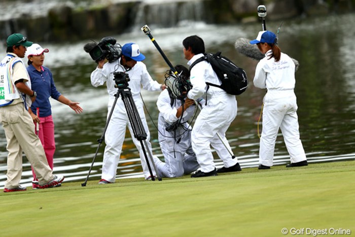 TVクルーの一人が後方の池に落ちるハプニング 2012年 伊藤園レディスゴルフトーナメント 最終日 TVスタッフ