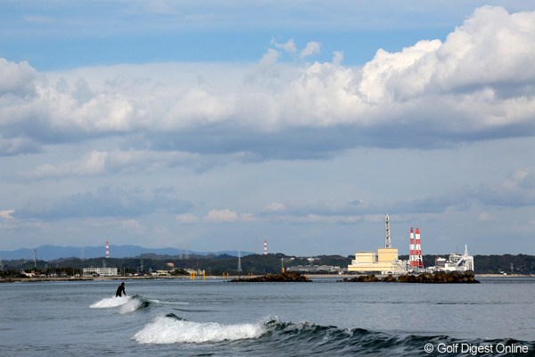2012年 大王製紙エリエールレディスオープン 事前 サーファー 共同火力発電所の近くでサーフィンを楽しむサーファー