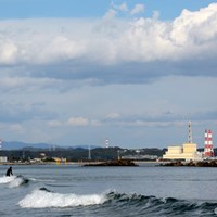 共同火力発電所の近くでサーフィンを楽しむサーファー 2012年 大王製紙エリエールレディスオープン 事前 サーファー