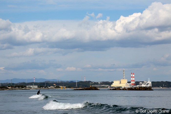 共同火力発電所の近くでサーフィンを楽しむサーファー 2012年 大王製紙エリエールレディスオープン 事前 サーファー