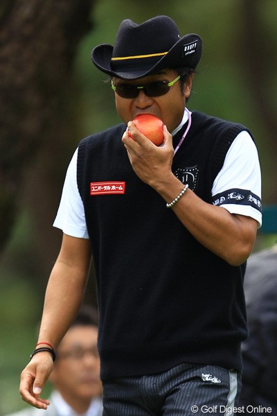 2012年 ダンロップフェニックストーナメント 2日目 片山晋呉 そして食べるのはリンゴ・・・。