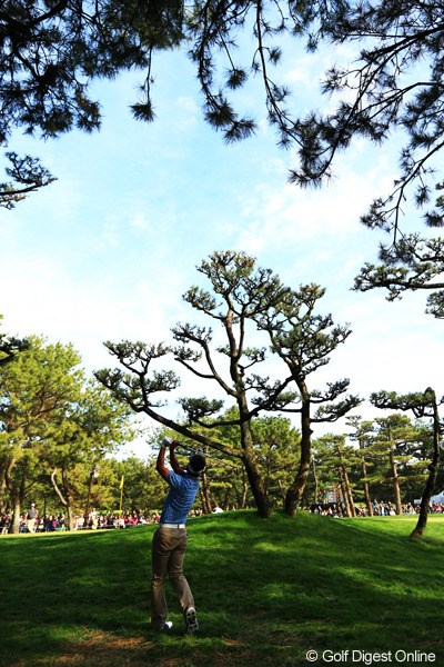 2012年 ダンロップフェニックストーナメント 2日目 藤田寛之 17番Par3のティショットを左に曲げた藤田さん。木の上を越えるロブショットでナイスアプローチ。見事なパーセーブでした。