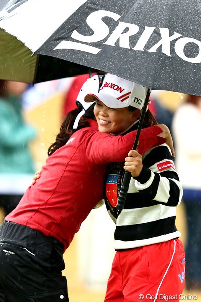 2012年 大王製紙エリエールレディスオープン 2日目 井芹美保子 黄ちゃんに抱きつかれ笑顔でフィニッシュ、5アンダー3位タイ