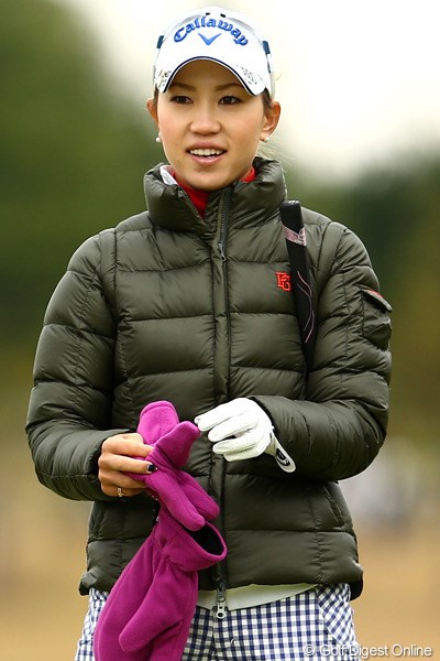 2012年 大王製紙エリエールレディスオープン 2日目 上田桃子 今日は雨で気温も低かったけど、ダウンに手袋に完全防備です