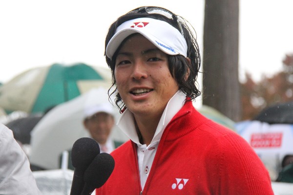 2012年 JGTOプレーヤーズラウンジ 石川遼 冷たい雨が降る中、石川遼は2年ぶりの優勝を果たした