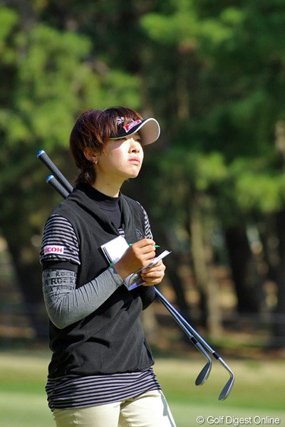 2012年 LPGAツアーチャンピオンシップリコーカップ 事前 森田理香子 最後の練習ラウンド、コースチェックに余念はない