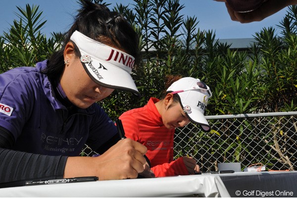 2012年 LPGAツアーチャンピオンシップリコーカップ 事前 全美貞＆斉藤愛璃 開幕前日の21日は一般ギャラリーに解放された練習日。選手たちもサイン、サイン！