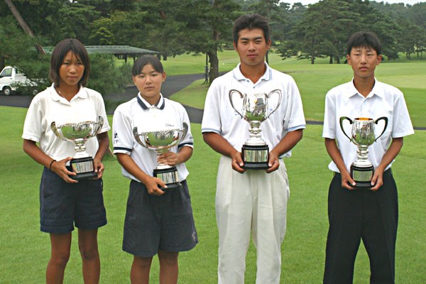 2002年 第8回 日本ジュニアゴルフ選手権競技 左から金田久美子、横峯さくら、池田勇太、亀井美博