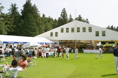 2002年 サントリーオープンアマプロチャリティトーナメント ギャラリー用施設は充実している